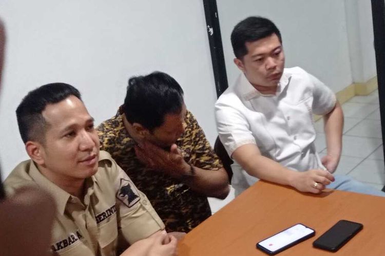 Anggota DPRD Kota Palembang M Syukri Zen (di tengah baju batik) tertunduk lesu saat dihadirkan dalam konfrensi pers usai video pemukulannya terhadap seorang perempuan di SPBU viral di media sosial, Rabu (24/8/2022).