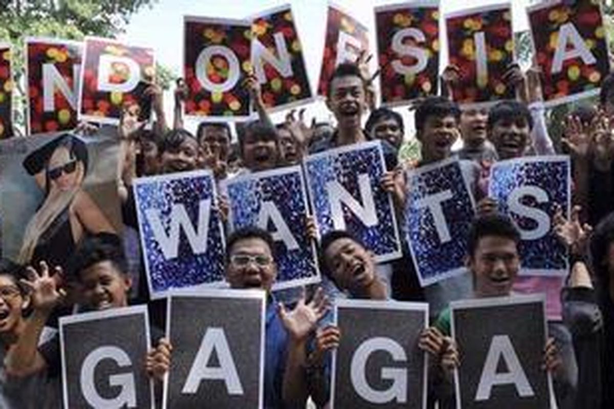 Ratusan fans Lady Gaga, Minggu (20/5/2012), berkumpul di kawasan Monas, Jakarta Pusat. Selain tetap berharap agar Lady Gaga bisa tampil di GBK 3 Juni mendatang, mereka juga menyiapkan koreografi yang akan mereka tampilkan jika nantinya Lady Gaga benar-benar menggelar konsernya di Jakarta.