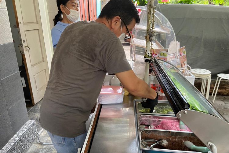 Owner Rumah Oma Surabaya, Kho Suyanto saat menyajikan es krim untuk pelanggan