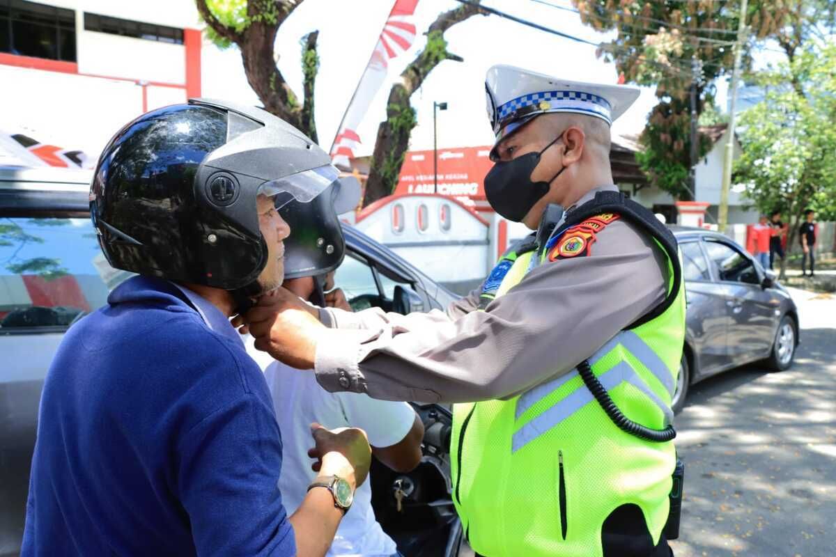 Petugas Satuan Lalu Lintas Polresta Pulau Ambon mendapati pengendara motor yang melanggar aturan lalu lintas saat menggelar operasi sebra Siwalima di salah stau ruas jalan di kota Ambon, Senin (3/10/2022)