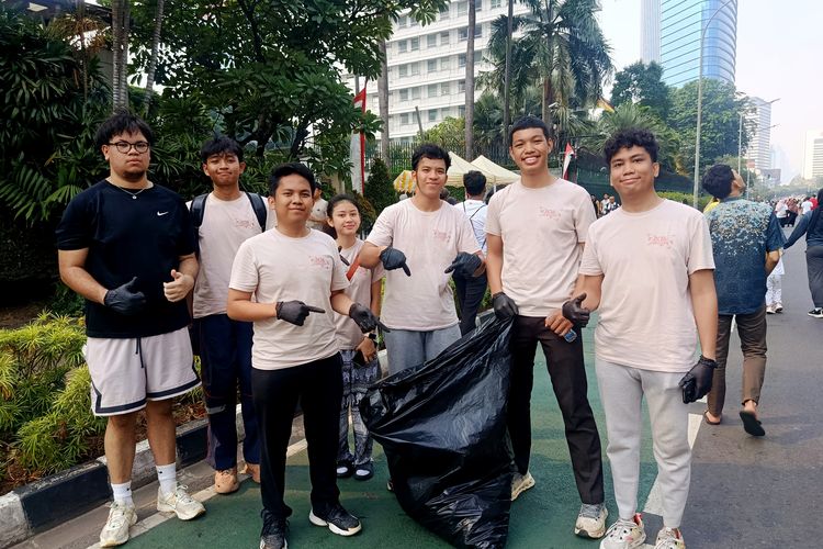 Lebih dari 5 Tahun, Para Pemuda Ini Sukarela Punguti Sampah di CFD Sudirman Jakarta