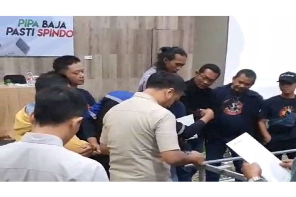 PT Spindo melakukan demonstrasi guna menunjukkan kualitas produk melalui uji kekuatan antara pipa Spindo dan produk non-Spindo yang sejenis. 