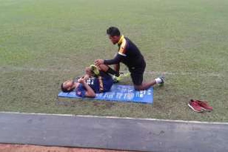 Goalkeeper Teja Paku Alam saat di beri terapi oleh salah satu official Sriwijaya fc belum lama ini