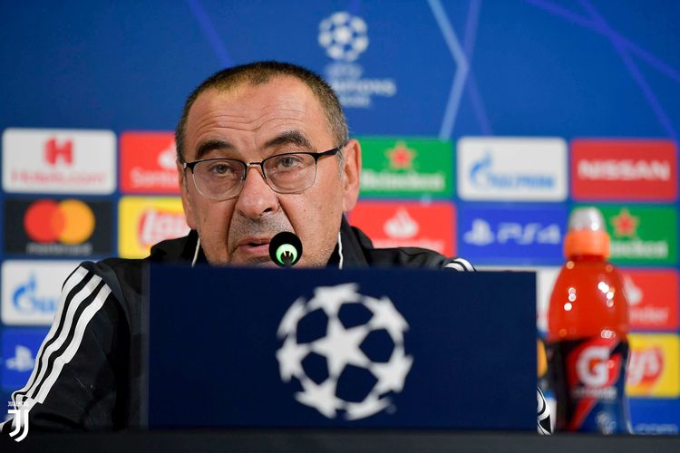 Pelatih Juventus, Maurizio Sarri menjawab pertanyaan media dalam konferensi pers menjelang laga Juventus versus  Bayer Leverkusen di Liga Champions.