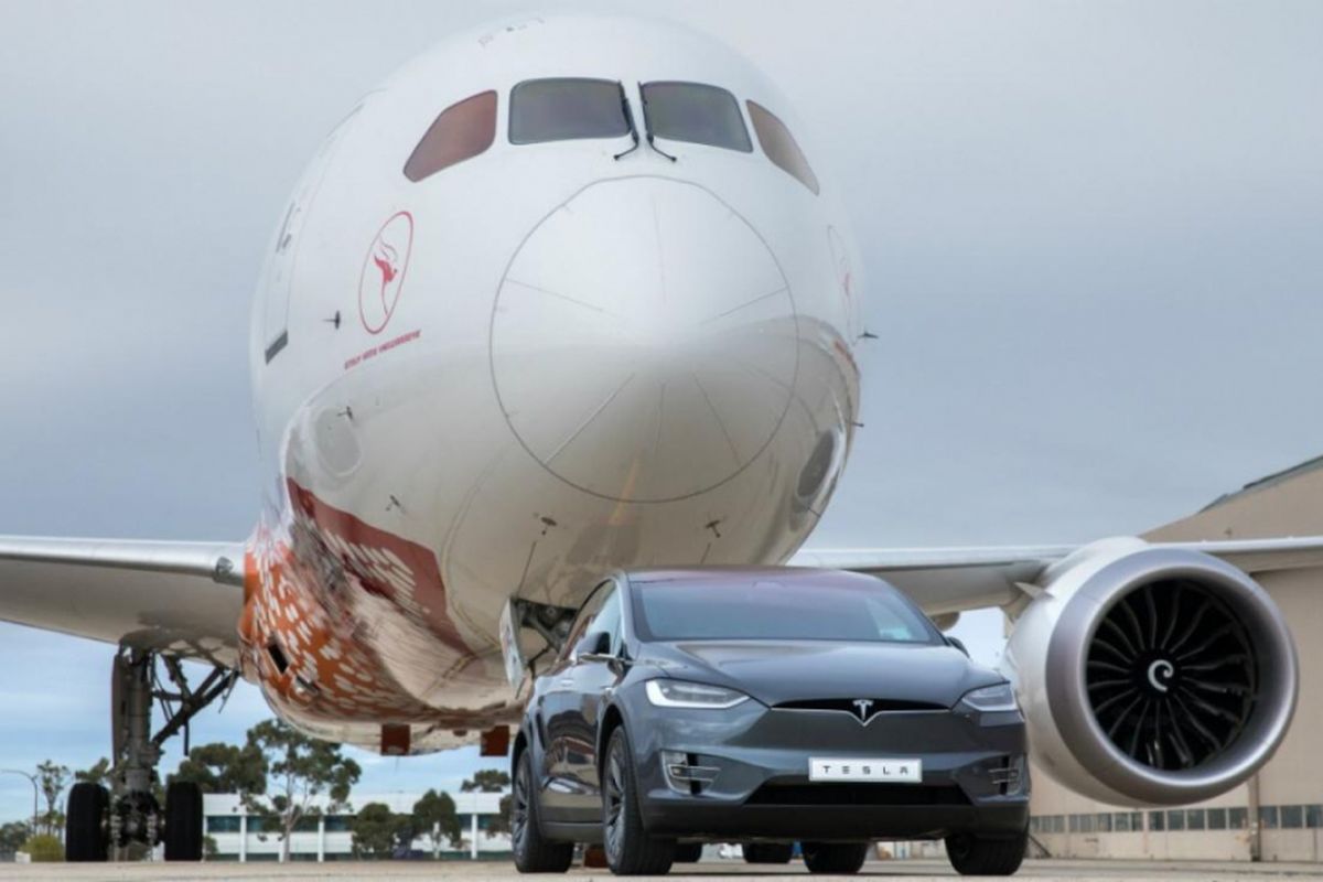 Mobil listrik SUV Tesla menarik pesawat B787.