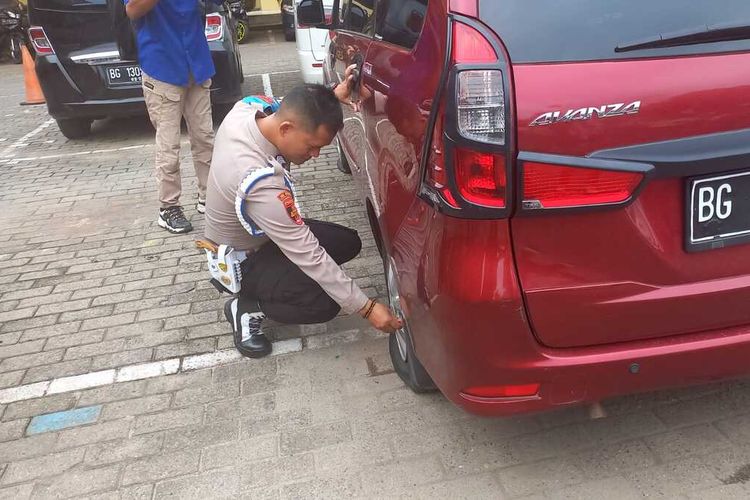 Anggota Provost menggembosi ban mobil milik polisi yang kedapatan bawa kendaraan ke Polrestabes Palembang, Kamis (27/10/2022).