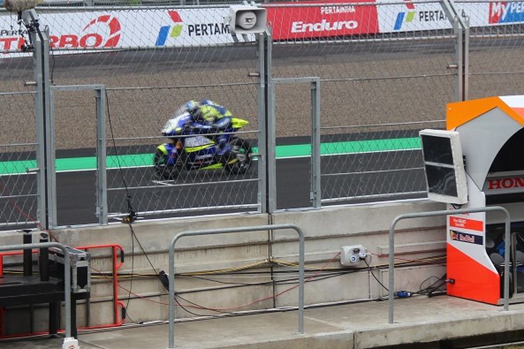 Salah satu pebalap Moto2 ketika menjalani rankaian latihan bebas pertama di Mandalika International Street Circuit pada Jumat (18/3/2022) pagi WITA.