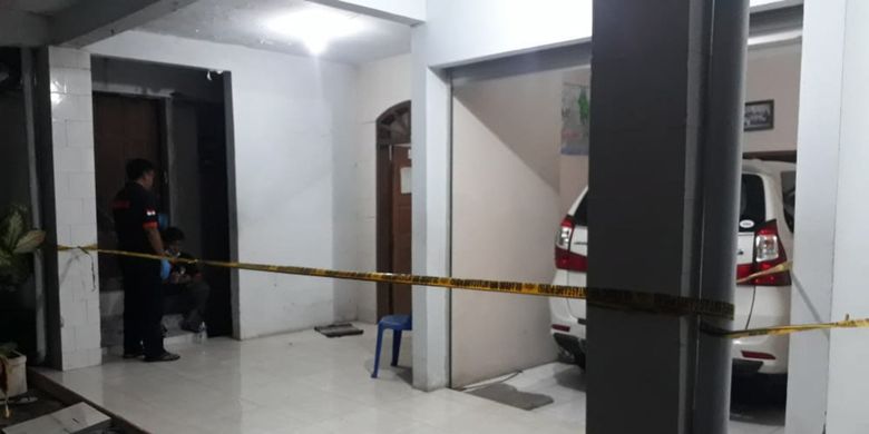 Polisi saat melakukan olah TKP di rumah korban pembunuhan yang juga mertua sekda Lamongan, yang terletak di Desa Sumberwudi, Kecamatan Karanggeneng, Lamongan.