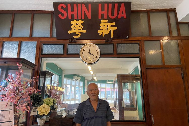 Eddy Koestanto, generasi kedua pemilik Shin Hua Barbershop.