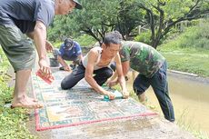 Melihat Tradisi Warga Bandung Cuci Karpet Sajadah Masjid Jelang Ramadhan