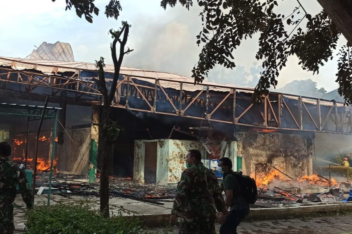 Masjid Jayakarta di Jalan Rawa Gelam II, Kelurahan Jatinegara, Kecamatan Cakung, Jakarta Timur, terbakar, Rabu (30/6/2021).