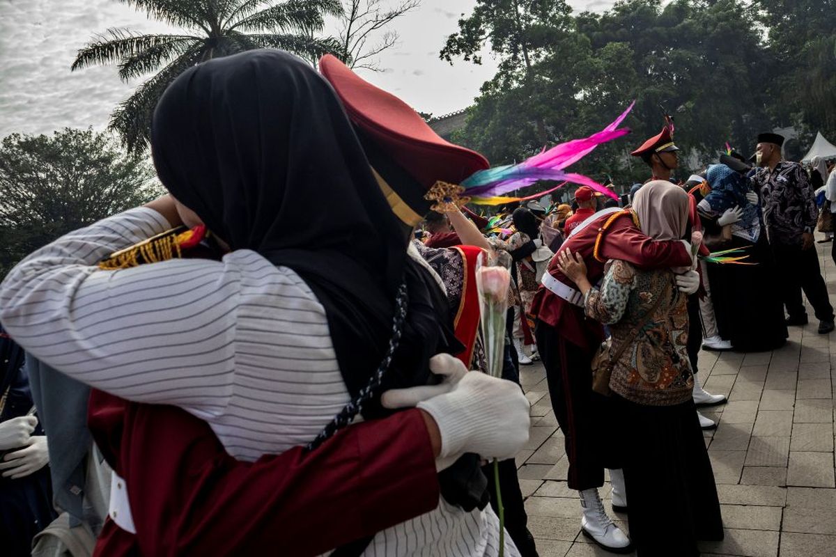 Siswa Pendidikan Karakter Panca Waluya memeluk orang tuanya usai upacara peringatan Hari Kebangkitan Nasional di halaman Gedung Sate, Bandung, Jawa Barat, Selasa (20/5/2025). Sebanyak 273 siswa Pendidikan Karakter Panca Waluya menjadi peserta dan petugas upacara sekaligus melaksanakan defile bersama 11 pasukan elit dari TNI dan Polri dalam peringatan Hari Kebangkitan Nasional ke-117 Tahun 2025. ANTARA FOTO/Abdan Syakura/foc.