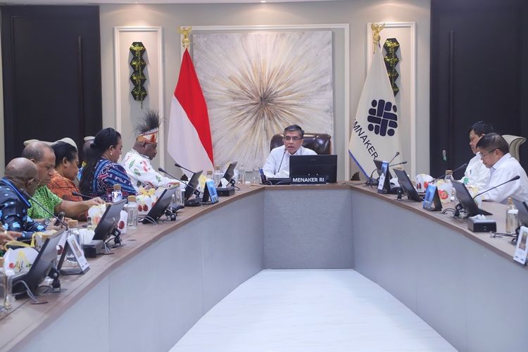 Menteri Ketenagakerjaan (Menaker) Yassierli saat menerima audiensi dari Majelis Rakyat Papua (MRP), di Kantor Kementerian Ketenagakerjaan (Kemnaker) Jakarta, Rabu (20/11/2024).