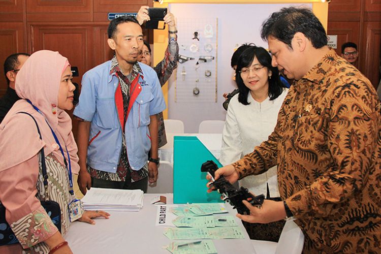 Menteri Perindustrian Airlangga Hartarto didampingi Direktur Jenderal Industri Kecil dan Menengah Gati Wibawaningsih saat meninjau booth IKM komponen otomotif di kantor Kementerian Perindustrian, Senin (11/12/2017).