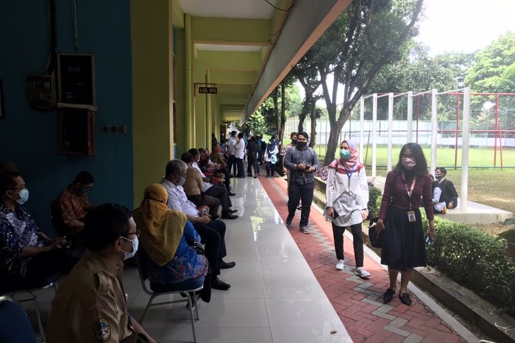 Suasana lokasi vaksinasi Covid-19 untuk guru, dosen, dan tenaga kependidikan di SMA 70 Jakarta pada Rabu (24/2/2021) pagi.