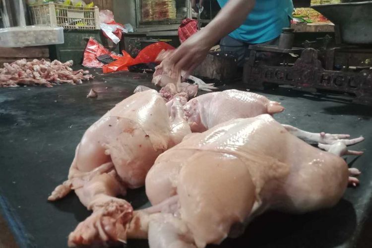 Harga daging ayam di pasar tradisional Kota Semarang, Jawa Tengah (Jateng) naik