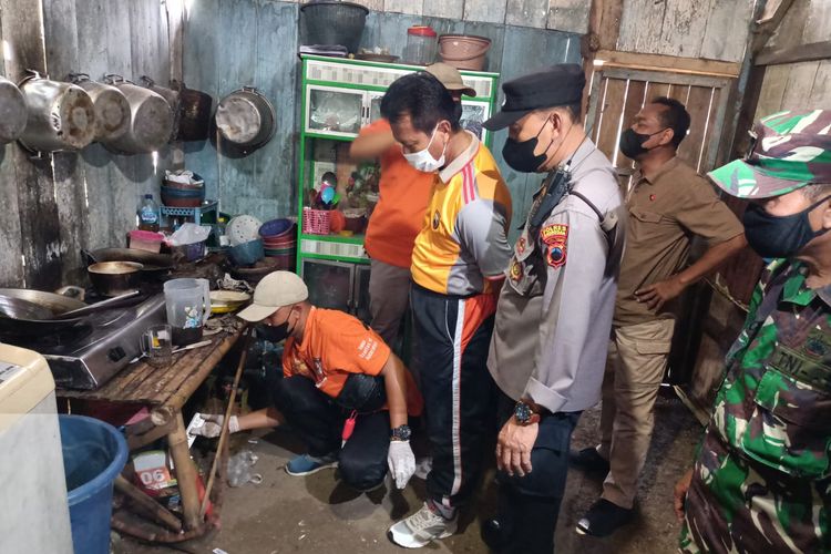 Polisi olah TKP di rumah Lasmi (34), warga Desa Mangunrejo, Kecamatan Pulokulon, Kabupaten Grobogan, Jawa Tengah yang tewas bunuh diri dengan menenggak oplosan racun tikus dan serangga, Jumat (27/5/2022) pagi sekitar pukul 08.00. 