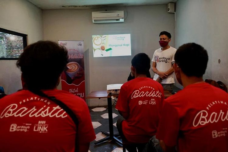 Teman disabilitas mengikuti pelatihan barista yang diberikan melalui Program Community Link #JadiNyata CIMB Niaga. Sebagai pemenang Community Link #JadiNyata 2020, Nicky memperoleh bantuan pendanaan serta pendampingan bimbingan usaha selama satu tahun dari tenaga ahli yang disiapkan CIMB Niaga untuk merealisasikan ide yang diajukan. 