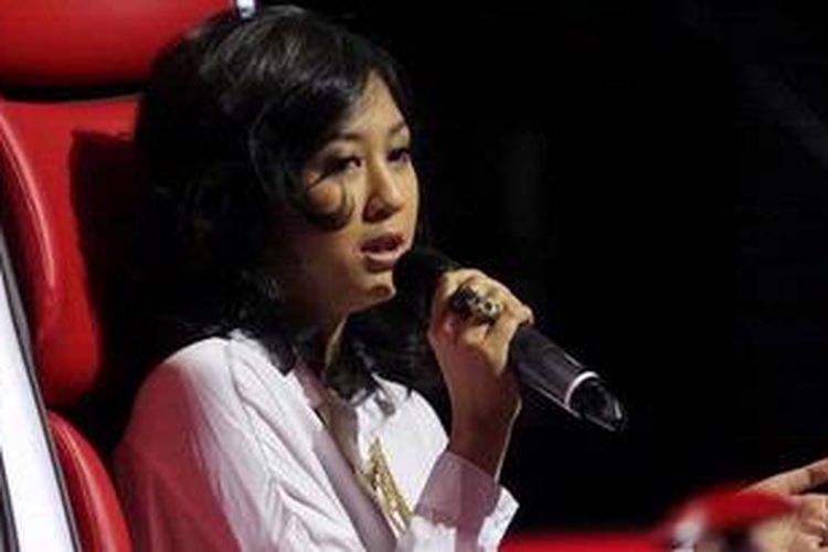 Penyanyi dan pencipta lagu Sinna Sherina Munaf atau Sherina menghadiri konferensi pers ajang pencarian bakat yang bertajuk The Voice Indonesia, yang akan mulai disiarkan pada 10 Februari 2013 oleh Indosiar, di Studio 5 Indosiar, Daan Mogot, Jakarta Barat, Jumat (25/1/2013). 