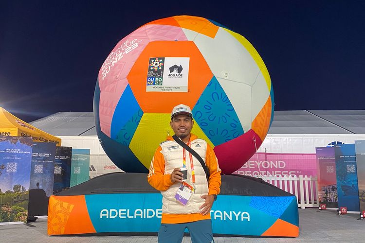 Hendriyadi Bahtiar Daeng Sila, relawan asal Indonesia yang bertugas sebagai International Volunteer for Sustainability pada Piala Dunia Wanita 2022 di Adelaide, Australia. Piala Dunia Wanita 2023 berlangsung di Australia dan Selandia Baru pada 20 Juli-20 Agustus 2023.