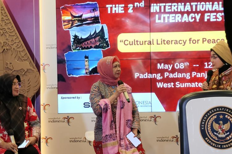 Ketua Pelaksana The 2nd Internasional Minangkabau Literacy Festival Sastri Bakry dalam program The Weekly Brief with Sandi Uno di Gedung Sapta Pesona, Jakarta, Senin (29/4/2024). 