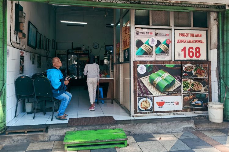 Suasana toko Lemper Ayam Spesial 168 salah satu kudapan tradisional yang ada di Surabaya, Jawa Timur.