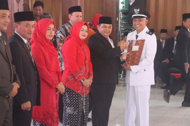 Bupati Semarang Ngesti Nugraha menyerahkan SK perpanjangan jabatan kepala desa.