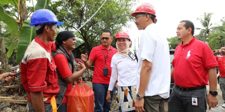 PGS Direktur Utama Telkom Abdus Somad Arief (kedua dari kanan) didampingi Direktur Consumer Service Telkom Siti Choiriana (ketiga dari kanan), Direktur Utama Telkom Akses Semly Saalino (ketiga dari kiri) serta EVP Telkom Regional II Area Jakarta, Banten, Bogor, Tangerang, Bekasi (Jababotabek) Teuku Muda Nanta (paling kanan) saat meninjau pembenahan infrastruktur telekomunikasi sebagai bentuk dukungan manajemen kepada para teknisi TelkomGroup di lapangan, Kamis (27/12).
