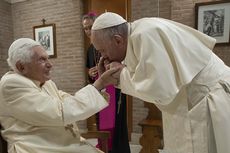 Paus Fransiskus Kunjungi dan Cium Tangan Eks Paus Benediktus XVI