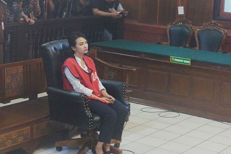 Artis peran Vanessa Angel saat menghadapi sidang putusan di Pengadilan Negeri Surabaya, Rabu (26/6/2019).