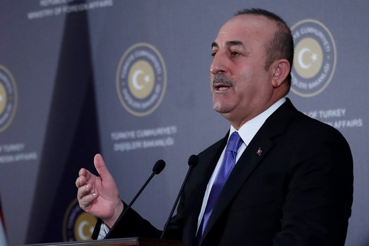 Menteri Luar Negeri Turki Mevlut Cavusoglu berbicara dalam konferensi pers di Ankara, Jumat (16/2/2018).