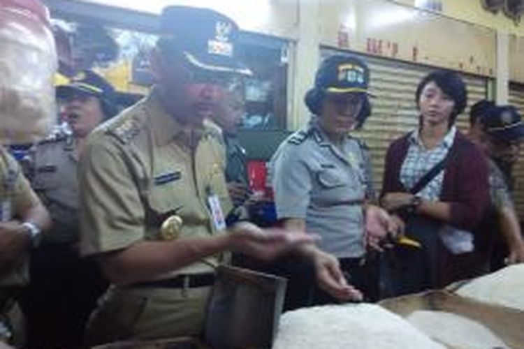 Walikota Jakarta Selatan Syamsuddin Noor (kiri) menggelar inspeksi ke Pasar Kebayoran Lama untuk mendeteksi peredaran beras plastik pada Selasa (26/5/2015).