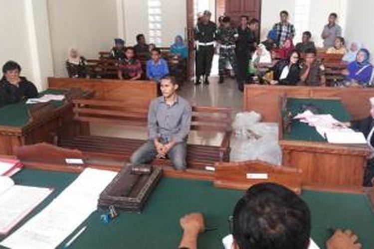 Prajurit Dua TNI AD, Ahmad Dadi Pracipto, menjadi saksi perkara pembunuhan yang dilakukan kekasihnya, Kamella, di Pengadilan Negeri Tanjungkarang, Lampung, Senin (11/1/2016). 