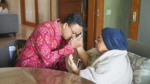 Anies Kenakan Kemeja Merah dan Pamit ke Ibu Jelang PDI-P Umumkan Calon Kepala Daerah