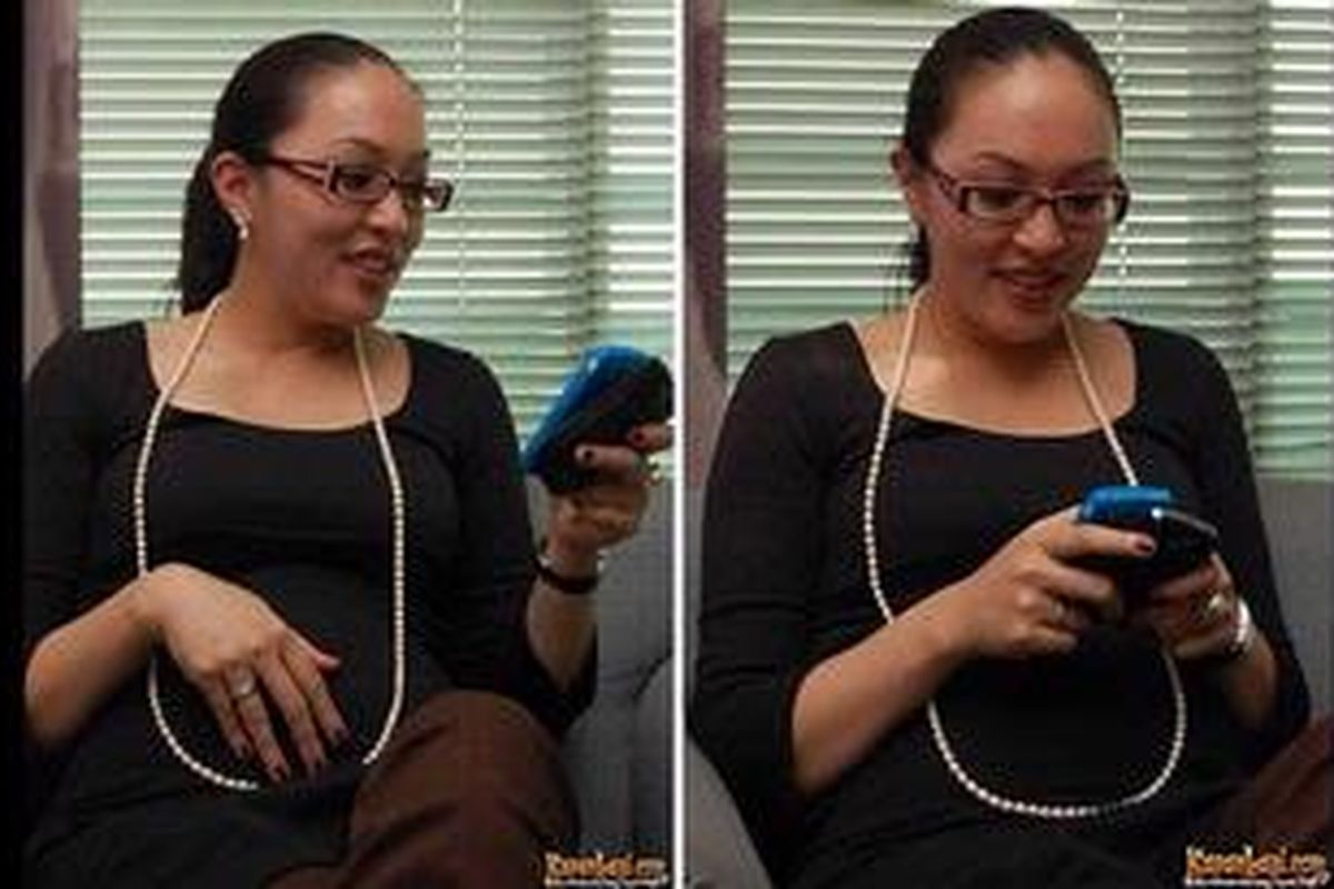 Rangkaian foto Angelina Sondakh yang diambil fotografer Kapanlagi dengan setting yang sama dengan foto Detik tanggal 2 Juni 2009. Ia memegang dua ponsel. Salah satunya diduga BlackBerry.