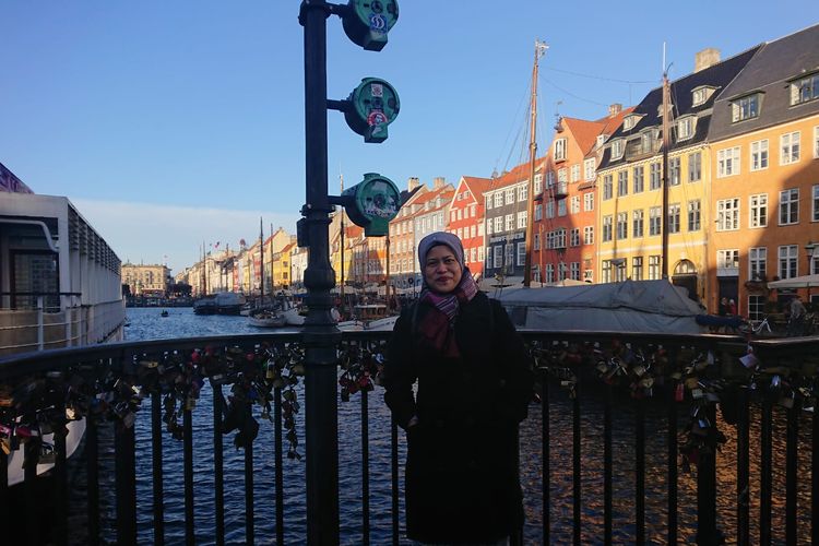 Salah satu WNI Norwegia Savitry Khairunnisa berfoto di tepi kanal, Nyhavn, Copenhagen, Denmark.