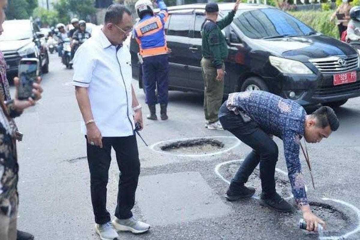 Wakil Wali Kota Surabaya, Armuji, saat mengecek salah satu jalan berlubang