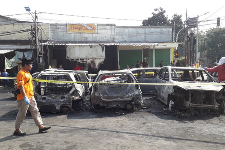 Penampakan belasan mobil yang dibakar oleh massa di Petamburan, Jakarta Barat pada Rabu (22/05/2019).