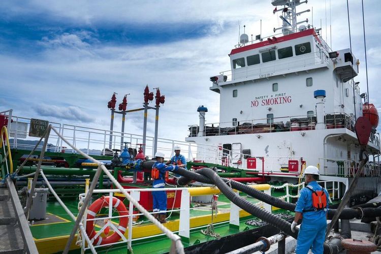 Sempat Terkendala Akibat Cuaca Buruk, Kapal Pertamina Akhirnya Sandar di Maluku Barat Daya