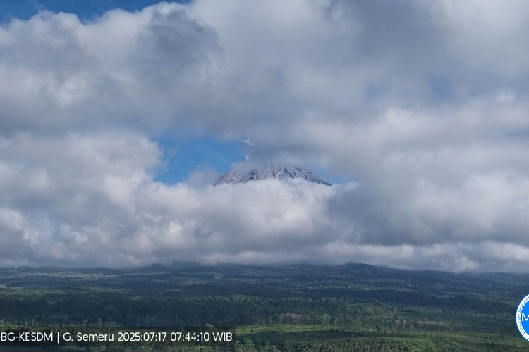 Visual erupsi Gunung Semeru dengan letusan setinggi 1.000 meter, Kamis (17/7/2025).