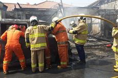 Sebuah Mobil Terbakar di Cakung, Apinya Merambat ke Tiga Bangunan
