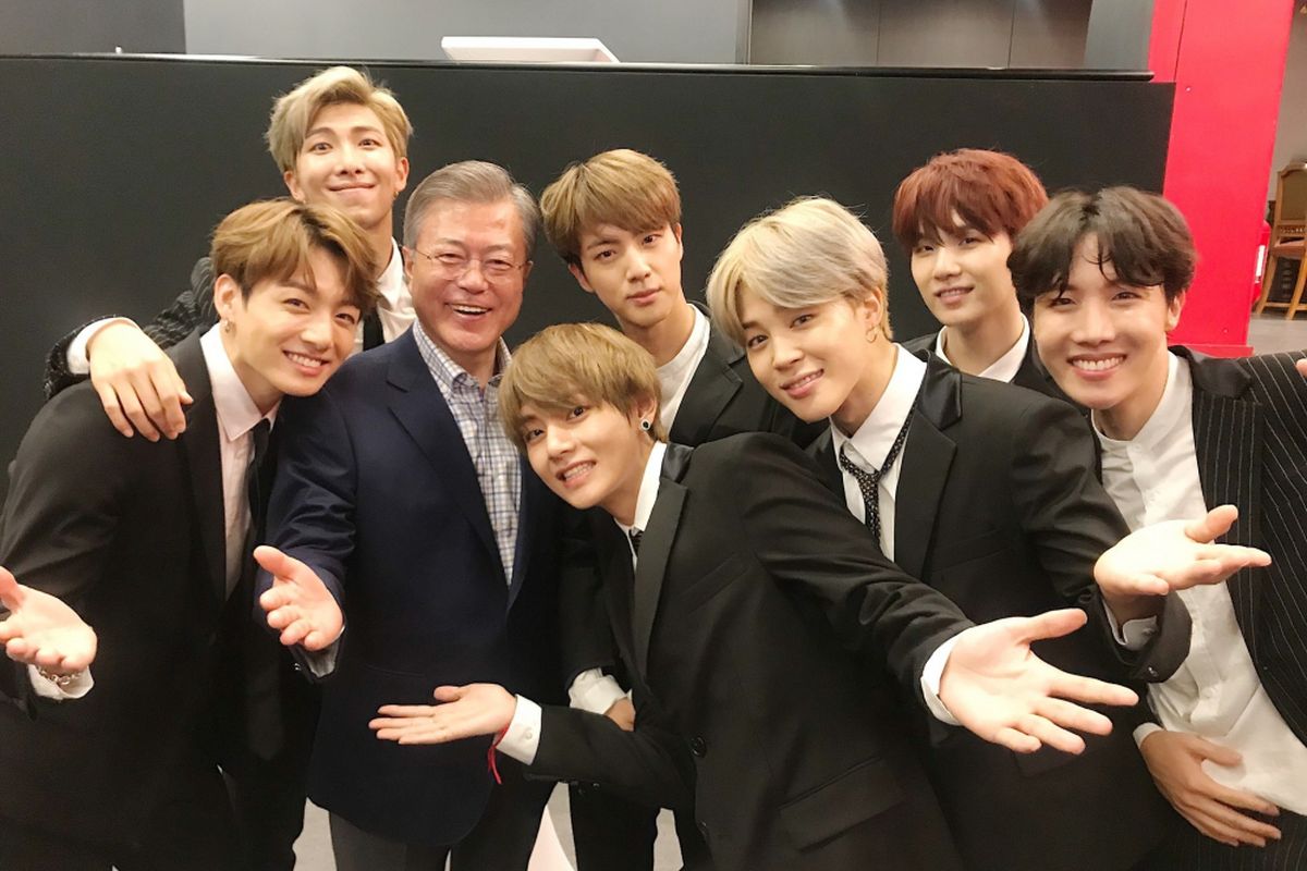 Para member BTS berfoto dengan Presiden Korea Selatan Moon Jae In dalam acara Resonance of Korean Musicians yang digelar di Paris, Perancis, Minggu (14/10/2018).