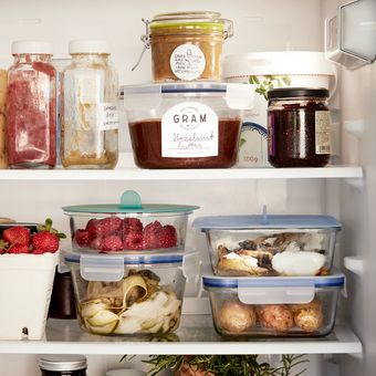Ilustrasi menyimpan berbagai makanan di dalam kulkas 
