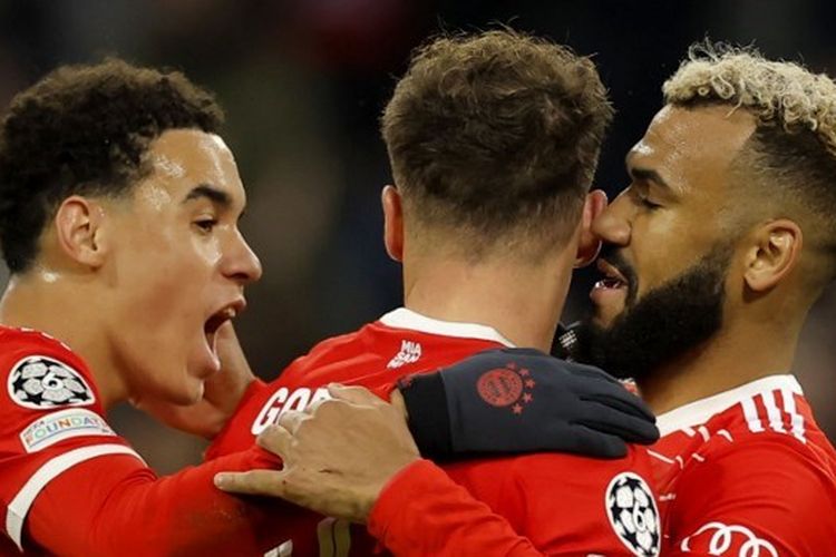 Striker Bayern Muenchen, Eric Maxim Choupo-Moting, berselebrasi bersama rekan setimnya, Leon Goretzka, dan Jamal Musiala usai mencetak gol ke gawang Paris Saint-Germain (PSG) dalam leg kedua 16 besar Liga Champions 2022-2023. Laga Bayern vs PSG digelar di Stadion Allianz Arena pada Kamis (9/3/2023). Terkini, Bayern Muenchen menang 27-0 melawan Rottach-Egern pada laga pramusim di Tegernsee, Jerman, Rabu (18/7/2023). (Foto oleh Odd ANDERSEN / AFP)