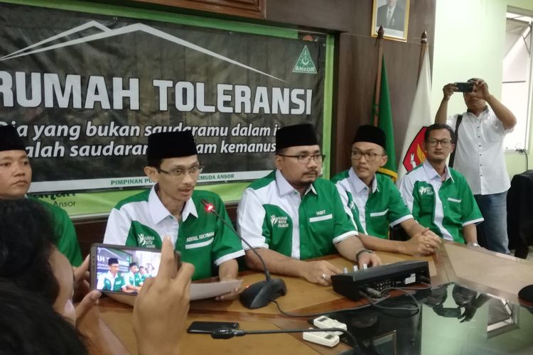 Sekjen GP Ansor Abdul Rochman (paling kiri) bersama Ketua Umum GP Ansor Yaqut Cholil Qoumas (tengah) dalam konferensi pers di gedung PP GP Ansor, Jakarta, Rabu (24/10/2018)