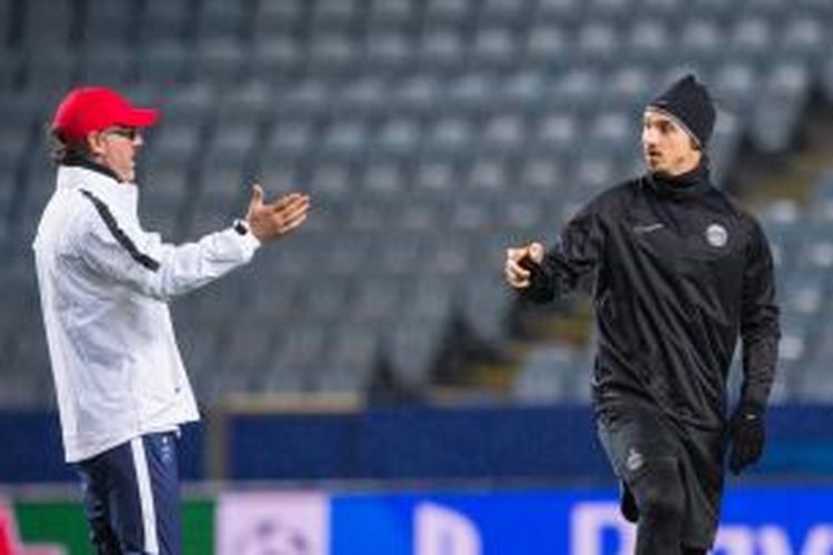 Pelatih Paris Saint-Germain, Laurent Blanc, dan Zlatan Ibrahimovic terlihat berbincang pada sesi latihan untuk laga kontra Malmo, Rabu (25/11/2015).