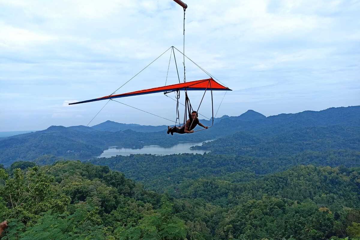 Obyek wisata Kalibiru Kabupaten Kulon Progo, Daerah Istimewa Yogyakarta, diserbu pengunjung di H+2 setelah Lebaran atau pada 5 Mei 2022 ini. Pengunjung memenuhi spot foto hingga pondok makan di Kalibiru. Mobil dan motor juga memenuhi kantong-kantong parkir di sekitarnya. Tampak salah satu spot foto berupa wahana gantole.