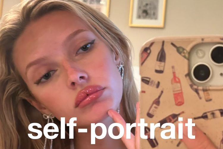 Apple Martin resmi jadi face Self-Portrait untuk pertama kalinya. Putri Chris Martin dan Gwyneth Paltrow ini tampil dengan konsep selfie yang unik.