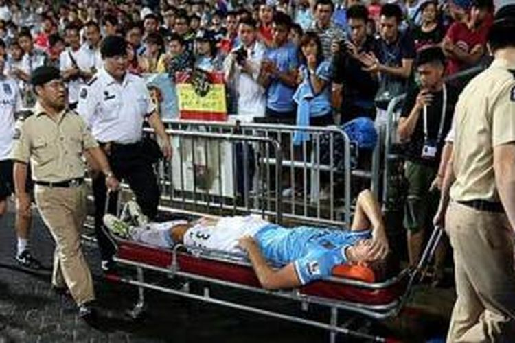 Bek Manchester City, Matija Nastasic, harus mendapatkan perwatan dari tim medis saat melawan Sunderland di final Asia Trphy beberapa waktu lalu. 