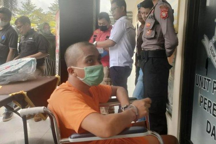 Pelaku pembakaran Pendopo Wali Kota Banjar saat konferensi pers di depan kantor Satreskrim Polres Banjar .